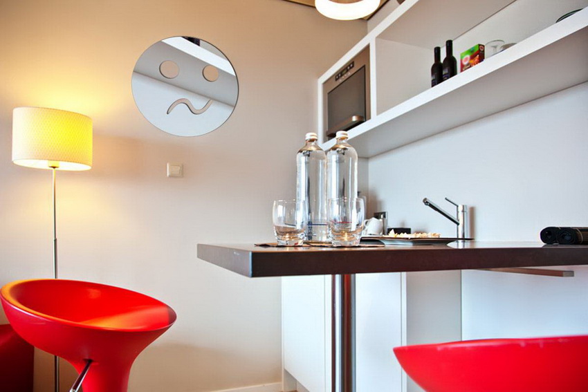 In einigen Fällen ist es ratsam, einen Tisch auf einem Bein zu verwenden - dieses Design vergrößert den Raum optisch In einigen Fällen ist es ratsam, einen Tisch auf einem Bein zu verwenden - dieses Design vergrößert den Raum optisch