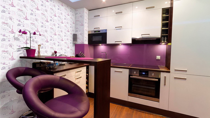 Für eine kleine Küche ist es besser, einen Tisch oder ein Gestell mit einer dünnen Arbeitsplatte zu installieren. Für eine kleine Küche ist es besser, einen Tisch oder ein Gestell mit einer dünnen Arbeitsplatte zu installieren.