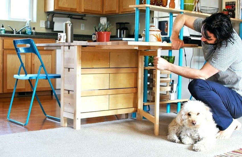 Das Design des Büchertisches ermöglicht es Ihnen, die Anzahl der Sitzplätze je nach Situation zu erhöhen und zu verringern Das Design des Büchertisches ermöglicht es Ihnen, die Anzahl der Sitzplätze je nach Situation zu erhöhen und zu verringern