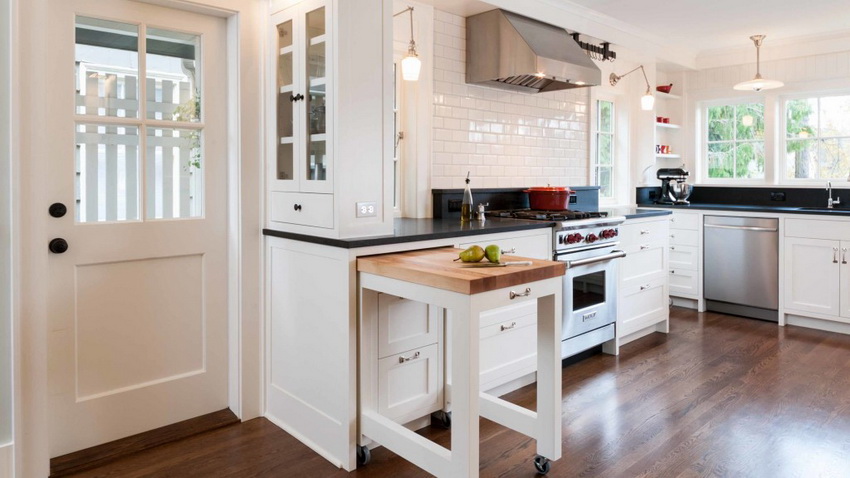 Der ausziehbare Tisch optimiert den Arbeitsbereich in der Küche Der ausziehbare Tisch optimiert den Arbeitsbereich in der Küche