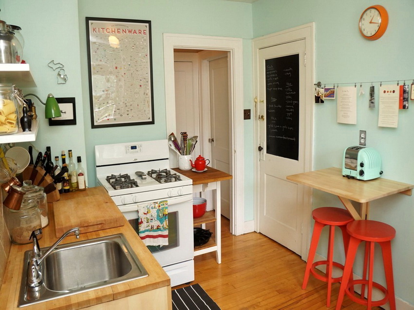 Wenn 1-2 Personen im Haus wohnen und es nicht geplant ist, Gäste zu empfangen, ist ein kleiner Tisch an der Wand eine gute Option Wenn 1-2 Personen im Haus wohnen und es nicht geplant ist, Gäste zu empfangen, ist ein kleiner Tisch an der Wand eine gute Option