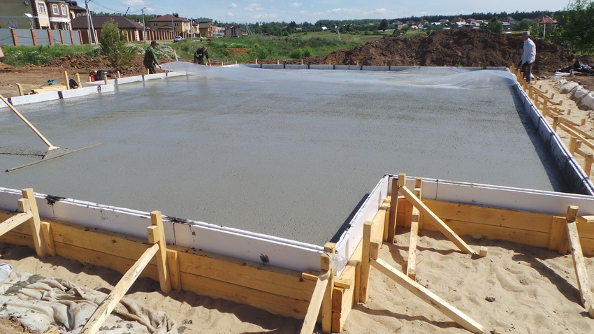 Tykkelsen på det monolitiske fundamentet kan avhenge av jordens egenskaper og forventet belastning Tykkelsen på det monolitiske fundamentet kan avhenge av jordens egenskaper og forventet belastning