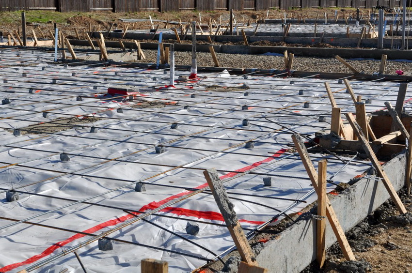 Konstruksjonen av en monolitisk fundamentplate er en kompleks prosess som krever en ansvarlig tilnærming. Konstruksjonen av en monolitisk fundamentplate er en kompleks prosess som krever en ansvarlig tilnærming.