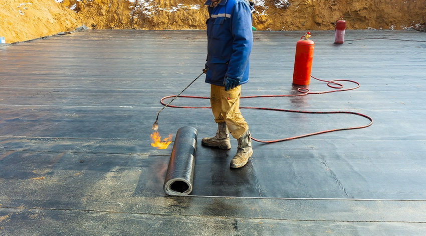 Et bituminøst belegg brukes ofte til å vanntette fundamentet. Et bituminøst belegg brukes ofte til å vanntette fundamentet.