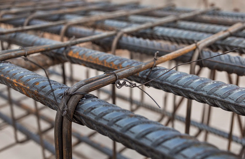 For å montere forsterkningsrammen er det nødvendig å velge stenger av ønsket størrelse - i dette tilfellet vil fundamentet ha tilstrekkelig stivhet For å montere forsterkningsrammen er det nødvendig å velge stenger av ønsket størrelse - i dette tilfellet vil fundamentet ha tilstrekkelig stivhet