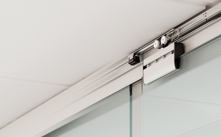 Der er monteret en prop på den øverste skinne for at forhindre, at døren kommer ud af skinnen Der er monteret en prop på den øverste skinne for at forhindre, at døren kommer ud af skinnen