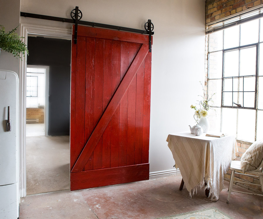 Det er bedre at overlade installationen af ikke-standardiserede skydedøre til specialister Det er bedre at overlade installationen af ikke-standardiserede skydedøre til specialister