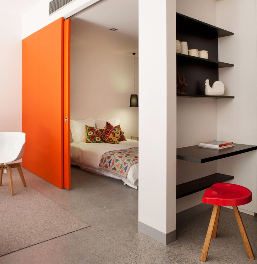 Glidende indvendige døre adskiller ikke kun værelserne fra hinanden, men gør det også muligt at zonere rummet i rummet Glidende indvendige døre adskiller ikke kun værelserne fra hinanden, men gør det også muligt at zonere rummet i rummet