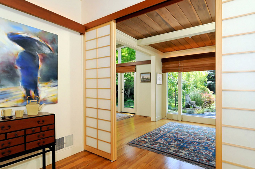 Klassiske japanske skydedøre vil ikke kun være behagelige, men også en original løsning Klassiske japanske skydedøre vil ikke kun være behagelige, men også en original løsning