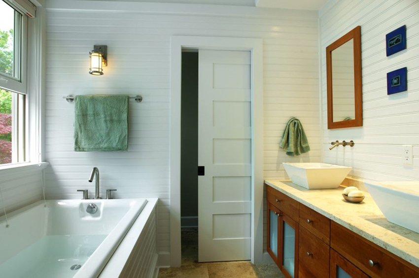 Skydedørens penalhus er helt skjult i en særlig niche i væggen - dette sparer plads i rummet Skydedørens penalhus er helt skjult i en særlig niche i væggen - dette sparer plads i rummet