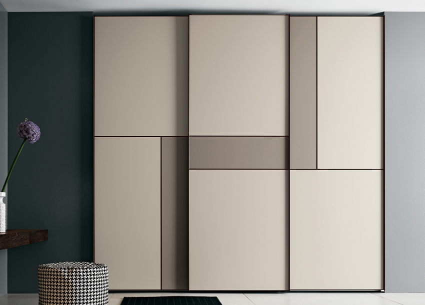 For trebladede skydedøre installeres separate skinner til hvert blad For trebladede skydedøre installeres separate skinner til hvert blad