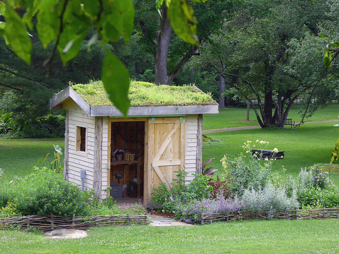 Neobložene daske možete koristiti za oblaganje šupe vani. Neobložene daske možete koristiti za oblaganje šupe vani.
