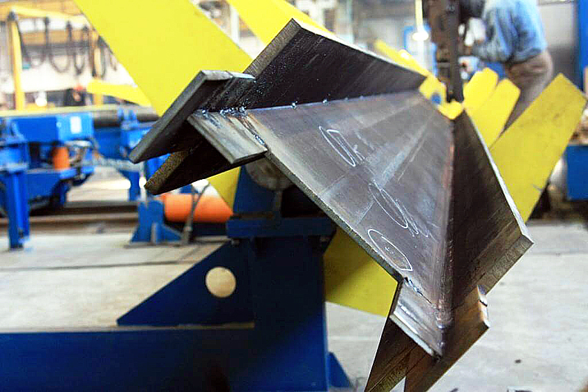 ניתן ליצור קורות I על ידי גלגול מחסר ועל ידי ריתוך שלושה אלמנטים עיקריים ניתן ליצור קורות I על ידי גלגול מחסר ועל ידי ריתוך שלושה אלמנטים עיקריים