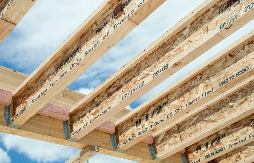 קורת I מעץ מאופיינת ביכולת לעמוד בעומסים כבדים, תהליך התקנה לא פשוט, כדאיות כלכלית ורמת מוליכות תרמית נמוכה. קורת I מעץ מאופיינת ביכולת לעמוד בעומסים כבדים, תהליך התקנה לא פשוט, כדאיות כלכלית ורמת מוליכות תרמית נמוכה.