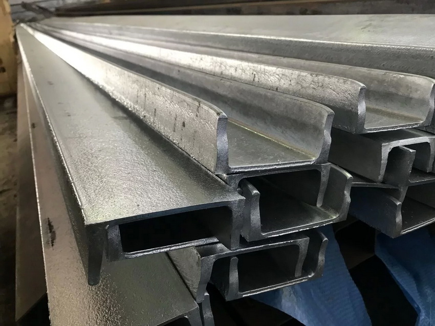 השימוש הנרחב בערוצים בצורת U בתחומי בנייה וייצור שונים הביא ליצירת מספר רב של תקנים לייצורם. השימוש הנרחב בערוצים בצורת U בתחומי בנייה וייצור שונים הביא ליצירת מספר רב של תקנים לייצורם.