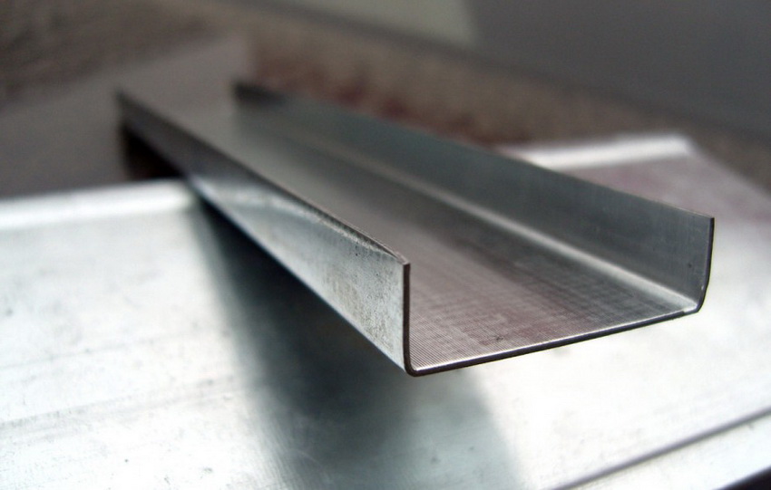 בהתאם למטרה, הערוצים מחולקים לפרופילים קלים ומחוזקים בהתאם למטרה, הערוצים מחולקים לפרופילים קלים ומחוזקים