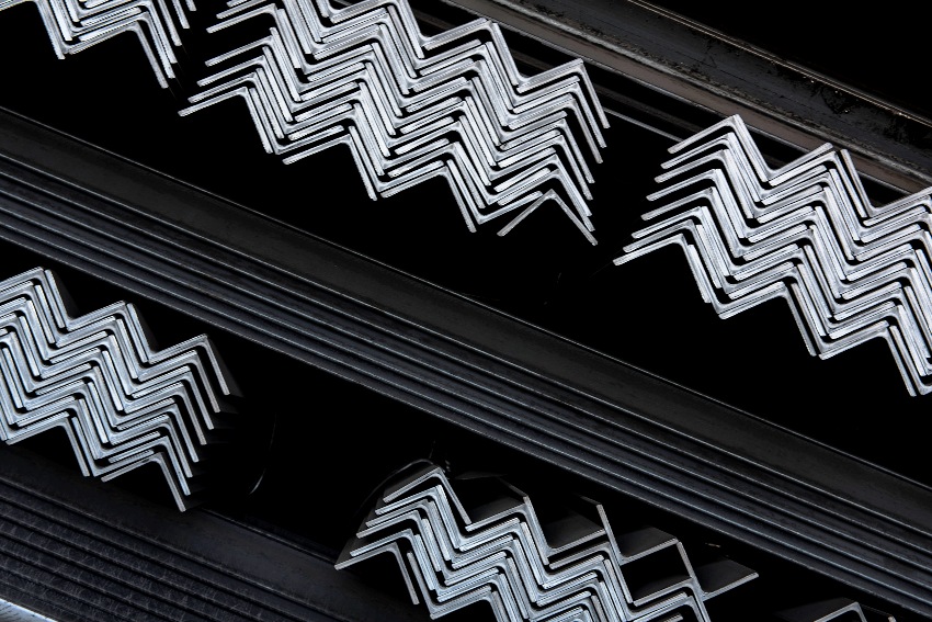 זוויות פלדה חמות מגולגלות מיוצרות על ידי גלגול זוויות פלדה חמות מגולגלות מיוצרות על ידי גלגול