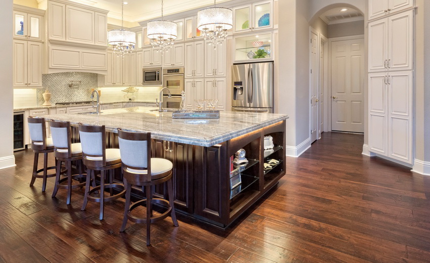 Drvene barske stolice elegantno nadopunjuju moderne kuhinje Drvene barske stolice elegantno nadopunjuju moderne kuhinje