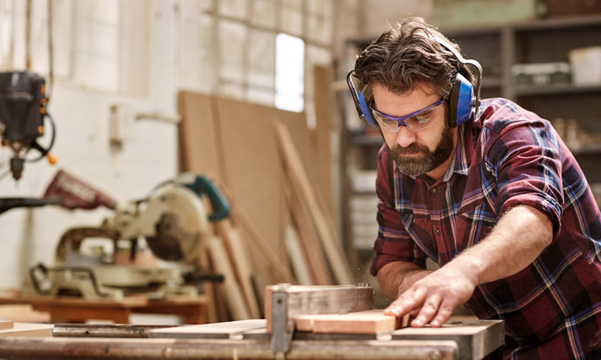 Inden stolen monteres, skal alle dele behandles omhyggeligt Inden stolen monteres, skal alle dele behandles omhyggeligt