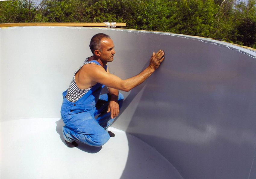 Matapos ang dries ng likidong salamin, ang lahat ng mga pores sa kongkreto ay naharang Matapos ang dries ng likidong salamin, ang lahat ng mga pores sa kongkreto ay naharang