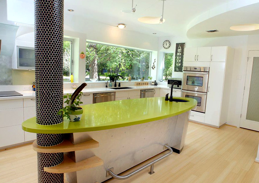 Ein freistehender Tisch ist ideal für eine große und geräumige Küche. Ein freistehender Tisch ist ideal für eine große und geräumige Küche.