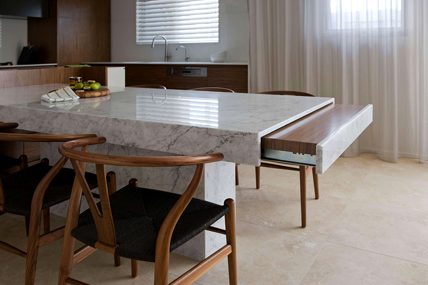 Mobiles ausziehbares Rack - eine praktische und kompakte Option für eine kleine Küche Mobiles ausziehbares Rack - eine praktische und kompakte Option für eine kleine Küche