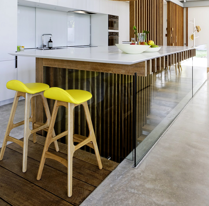 Den største fordelen med plaststoler er deres lave kostnader. Den største fordelen med plaststoler er deres lave kostnader.