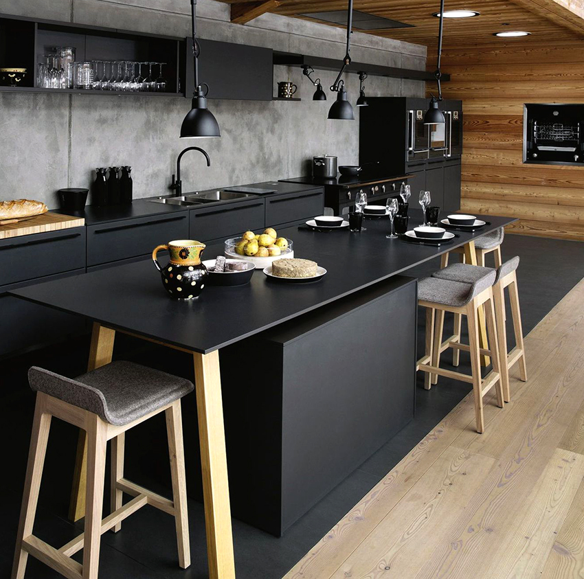 Barstoler i naturlig tre vil se bra ut i forskjellige interiører Barstoler i naturlig tre vil se bra ut i forskjellige interiører