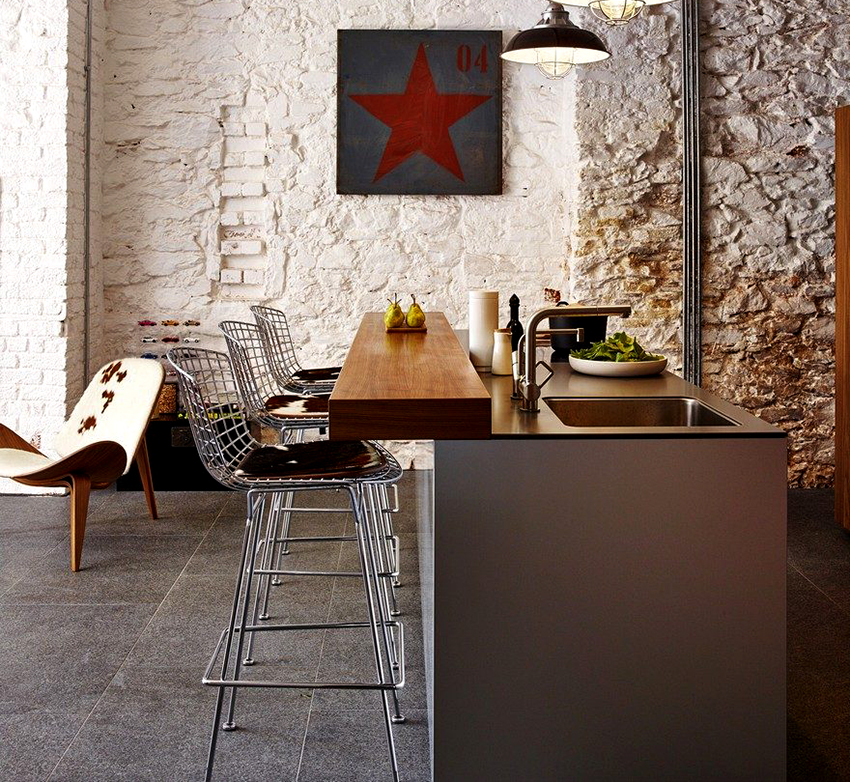 Oftest brukes stål eller aluminium til rammen til en metallstol. Oftest brukes stål eller aluminium til rammen til en metallstol.