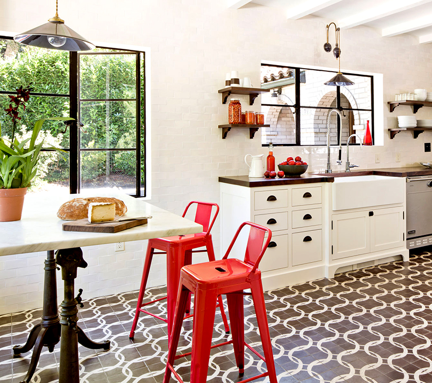 For et kjøkken i landlig stil er både tre- og metallstoler egnet. For et kjøkken i landlig stil er både tre- og metallstoler egnet.