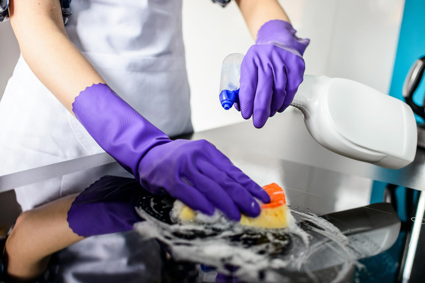 A placa de indução é mais fácil de limpar, uma vez que alimentos que caem ou salpicos de gordura numa superfície fria não queimam A placa de indução é mais fácil de limpar, uma vez que alimentos que caem ou salpicos de gordura numa superfície fria não queimam