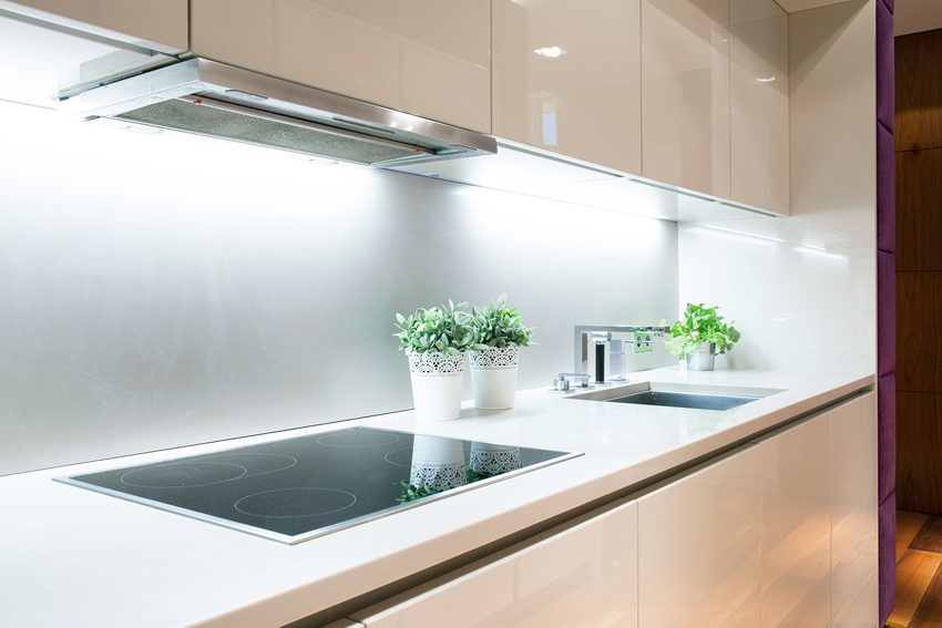 O fogão elétrico primeiro se aquece e só então transfere calor para a louça O fogão elétrico primeiro se aquece e só então transfere calor para a louça