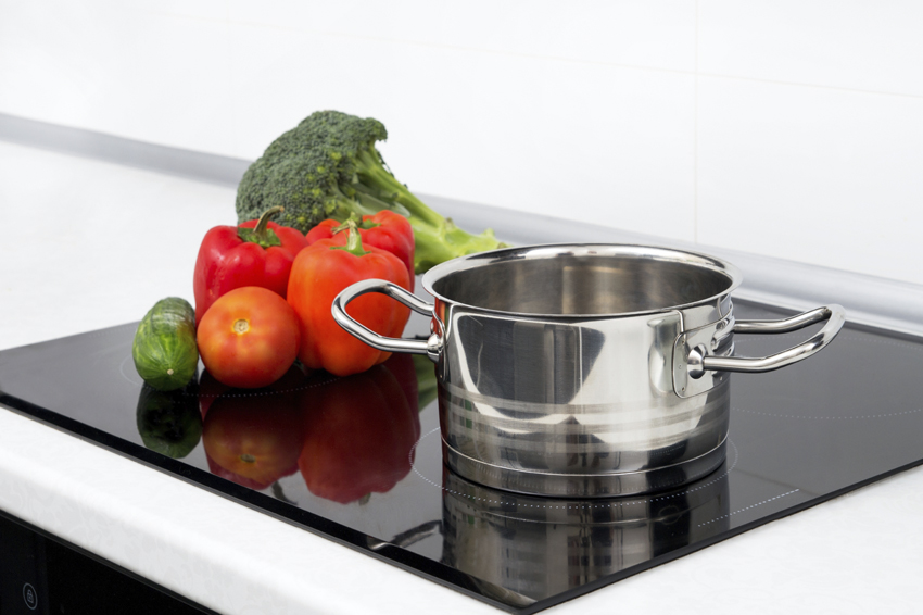 A superfície das placas de indução é feita de vitrocerâmica, o que aumenta a resistência e vida útil do painel A superfície das placas de indução é feita de vitrocerâmica, o que aumenta a resistência e vida útil do painel