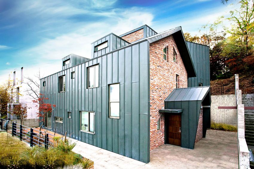 السمات المميزة لأسلوب الدور العلوي هي عدم وجود أشكال مستديرة في الهندسة المعمارية وتصميم متحفظ. السمات المميزة لأسلوب الدور العلوي هي عدم وجود أشكال مستديرة في الهندسة المعمارية وتصميم متحفظ.