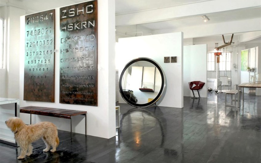 أما المواد المستخدمة في المنازل ذات الطراز العلوي فهي الجلود والفولاذ المقاوم للصدأ والبلاستيك والألمنيوم والمنسوجات أما المواد المستخدمة في المنازل ذات الطراز العلوي فهي الجلود والفولاذ المقاوم للصدأ والبلاستيك والألمنيوم والمنسوجات