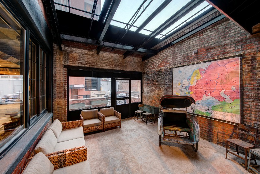 المنزل المصمم على طراز دور علوي هو عبارة عن منصة للتجارب الجريئة وحلول التصميم غير العادية المنزل المصمم على طراز دور علوي هو عبارة عن منصة للتجارب الجريئة وحلول التصميم غير العادية