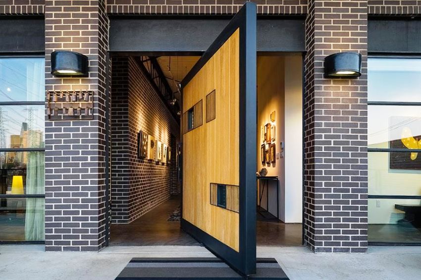 السمات النموذجية لأسلوب الدور العلوي هي زخرفة الجدران المصنوعة من الطوب أو الخرسانة والنوافذ البانورامية الكبيرة السمات النموذجية لأسلوب الدور العلوي هي زخرفة الجدران المصنوعة من الطوب أو الخرسانة والنوافذ البانورامية الكبيرة