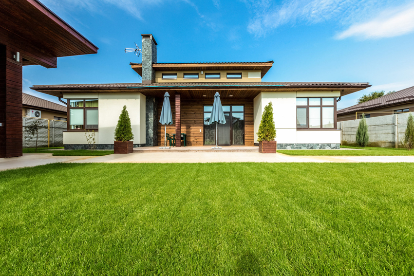 Enkelhed og elegance kan tilføjes til jugendstilhuse ved at bruge træ til at dekorere facaden Enkelhed og elegance kan tilføjes til jugendstilhuse ved at bruge træ til at dekorere facaden