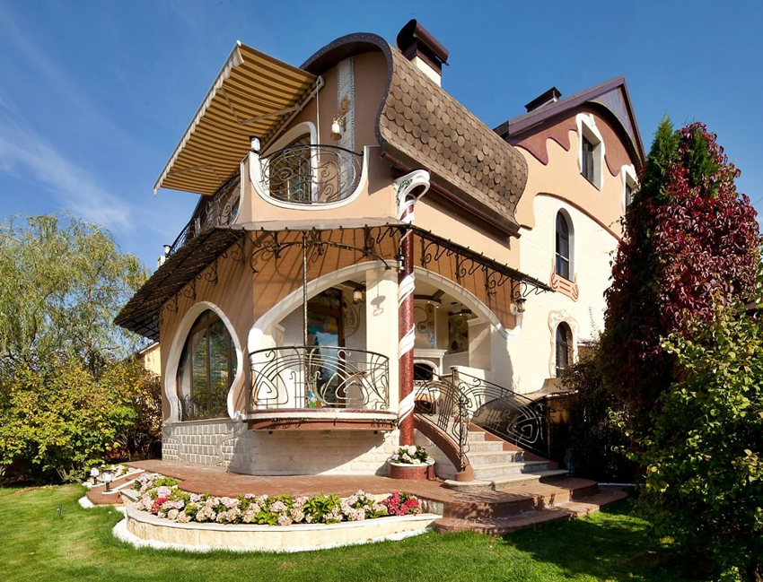 Vinduer og trapper af huse i Moskva jugendstil er dekoreret med smedede metalriste, der ligner plantegrene Vinduer og trapper af huse i Moskva jugendstil er dekoreret med smedede metalriste, der ligner plantegrene