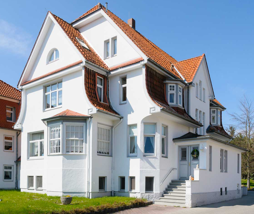 De vigtigste træk ved jugendstil er et minimum af skarpe lige linjer De vigtigste træk ved jugendstil er et minimum af skarpe lige linjer