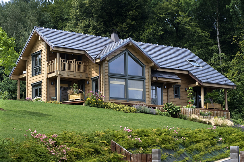 Hlavne jedno- a dvojpodlažné domy sú postavené z lepených trámov. Hlavne jedno- a dvojpodlažné domy sú postavené z lepených trámov.