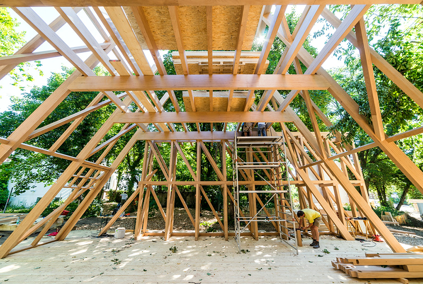 Rammen til bindingsverkshus er laget av polerte eller limte bjelker Rammen til bindingsverkshus er laget av polerte eller limte bjelker