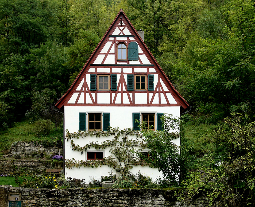 Husets kledning kan gjøres etter installasjon av alle dører og vinduer. Husets kledning kan gjøres etter installasjon av alle dører og vinduer.