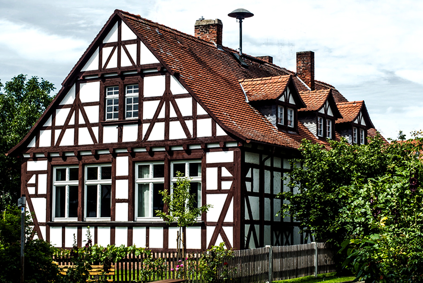 Fachwerk er en teknologi for oppføring av hus på en rammemåte Fachwerk er en teknologi for oppføring av hus på en rammemåte