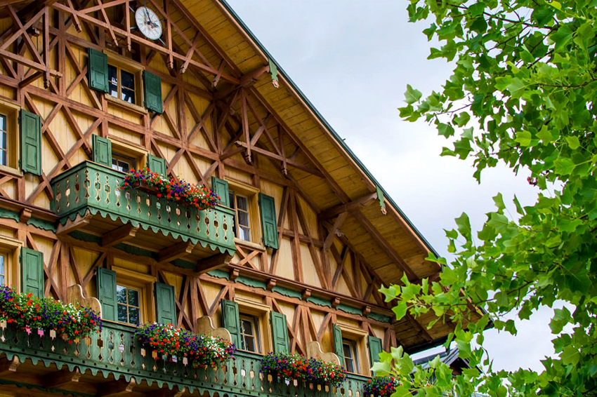 Ved hjelp av bjelker og takbjelker dannes forskjellige former på fasaden til bygningen Ved hjelp av bjelker og takbjelker dannes forskjellige former på fasaden til bygningen