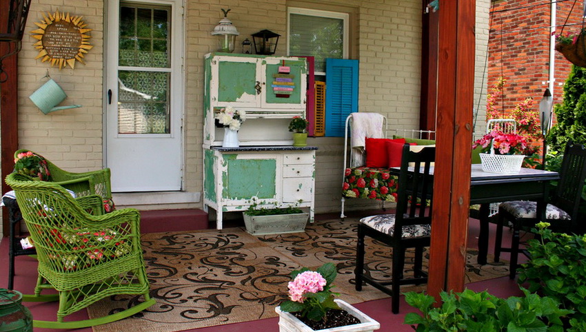 ระเบียงที่มีอุปกรณ์ครบครันเป็นส่วนหนึ่งของบ้านฤดูร้อนที่ออกแบบอย่างสวยงาม ระเบียงที่มีอุปกรณ์ครบครันเป็นส่วนหนึ่งของบ้านฤดูร้อนที่ออกแบบอย่างสวยงาม