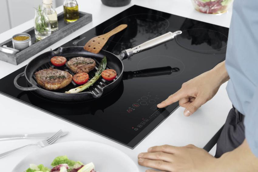 La superfície de la placa es manté fresca: això és possible gràcies a la bobina d’inducció situada sota la superfície de vitroceràmica La superfície de la placa es manté fresca: això és possible gràcies a la bobina d’inducció situada sota la superfície de vitroceràmica