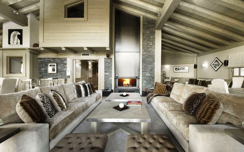 Stilen i alpine huse sørger nødvendigvis for en kombination af træ og natursten i det indre Stilen i alpine huse sørger nødvendigvis for en kombination af træ og natursten i det indre