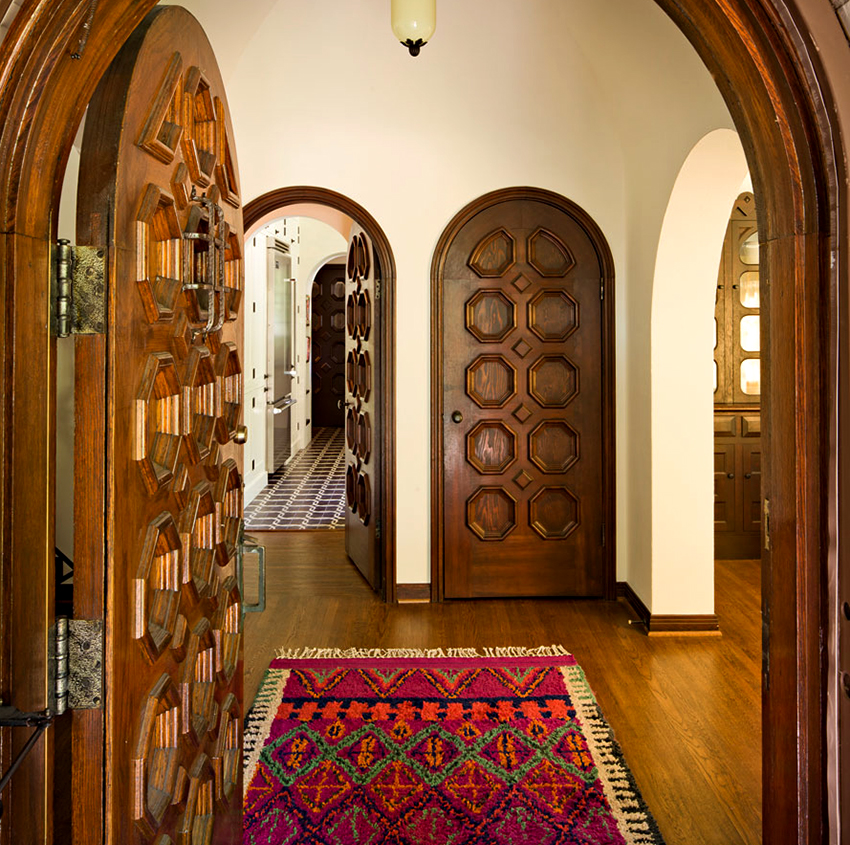 Trædøre er stærke og holdbare, mens de er ret dyre Trædøre er stærke og holdbare, mens de er ret dyre