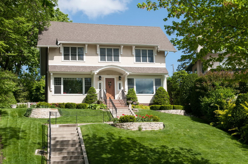 Uthus er vanligvis utstyrt inne i hytta eller i bakgården, og forlater dermed fasaden uten unødvendige elementer. Uthus er vanligvis utstyrt inne i hytta eller i bakgården, og forlater dermed fasaden uten unødvendige elementer.